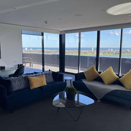 מלון מלבורן The Kinson מראה חיצוני תמונה The living room of a three-bedroom apartment at The Beacon