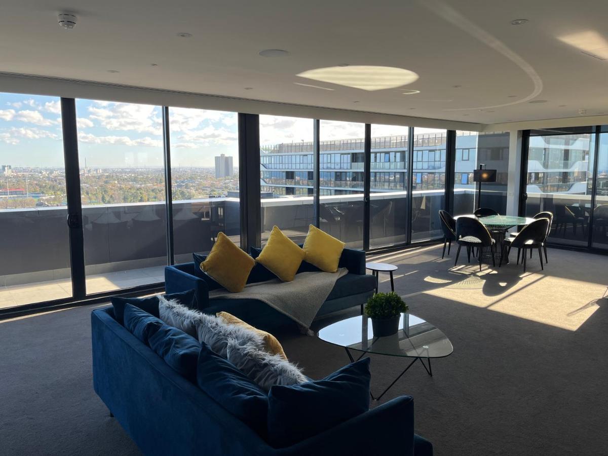 מלון מלבורן The Kinson מראה חיצוני תמונה The living room of a three-bedroom apartment