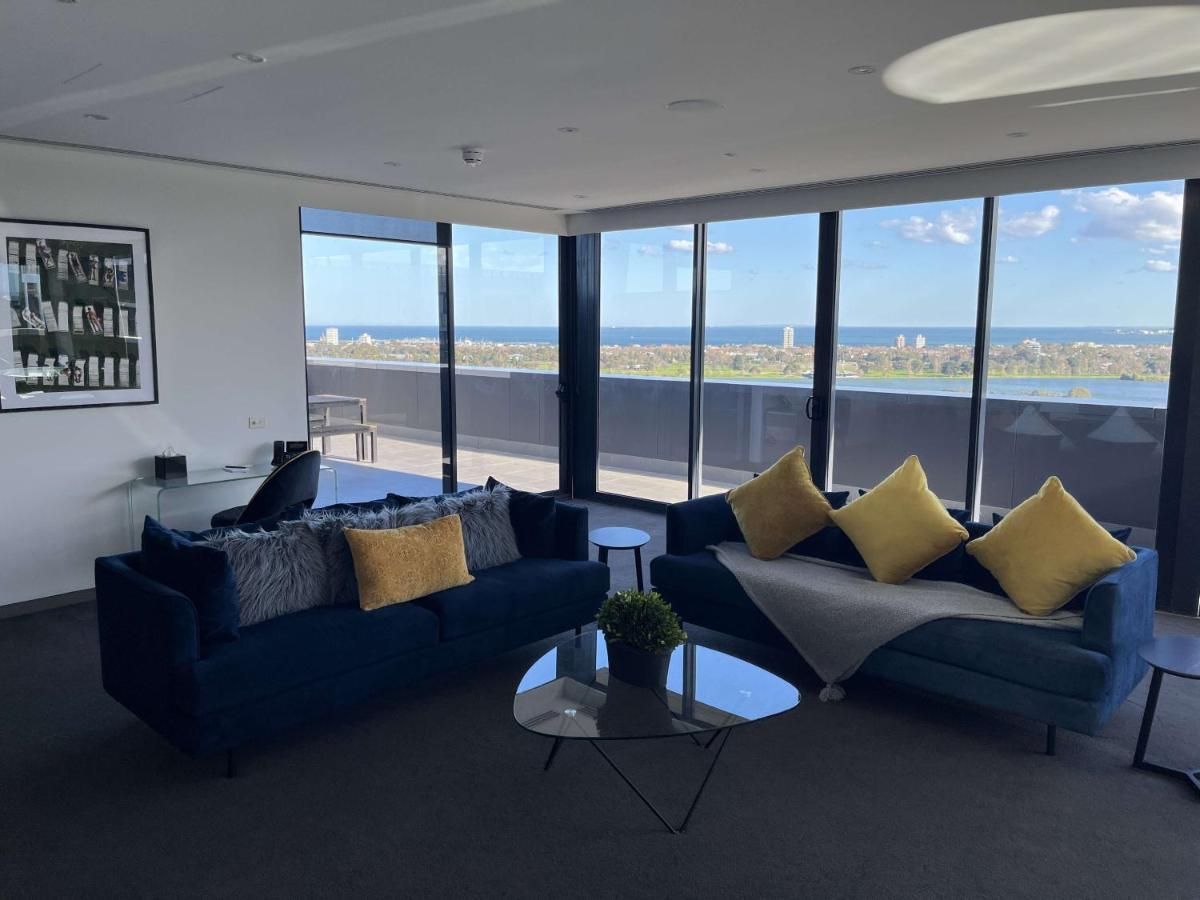 מלון מלבורן The Kinson מראה חיצוני תמונה The living room of a three-bedroom apartment at The Beacon