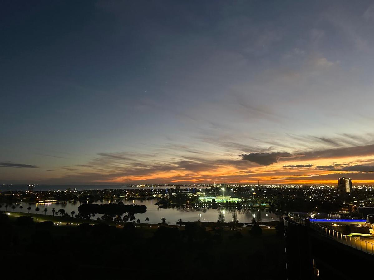 מלון מלבורן The Kinson מראה חיצוני תמונה Sunset over the city